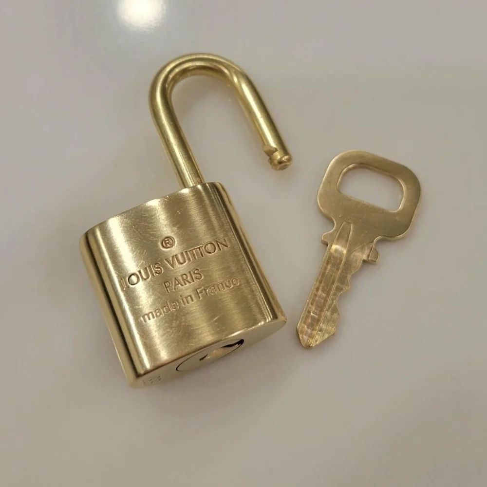 💯 Authentic Padlock and Key Louis Vuitton Gold Brass